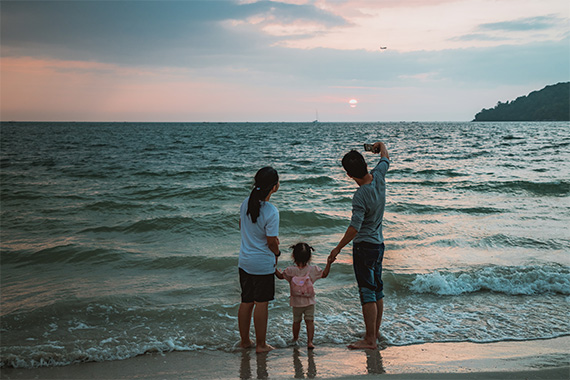 Familie, Freunde und Begleitung mieten Japan -Japanische Familie am Strand